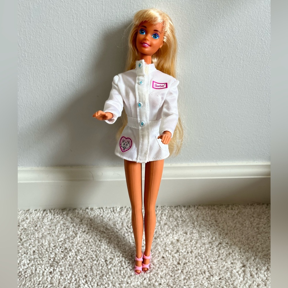 1996 blonde veterinarian pet doctor Barbie